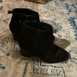 Old navy womens size 7 black bootie.